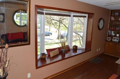 Bay window w/window seat