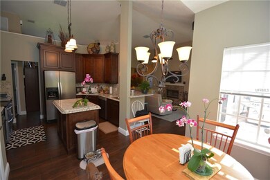 LARGE EATING SPACE IN THE KITCHEN OVERLOOKING THE 
