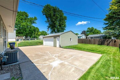 2833 Magnolia Dr, Bettendorf, IA 52722 - photo 3