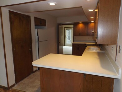 2049 Willow Glen Ln, Columbus, OH 43229 - photo 2