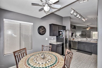 B4-Dine In Kitchen