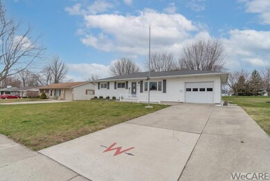 815 N Blackhoof St, Wapakoneta, OH 45895 - photo 2