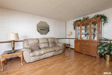 1615 W 49th St, Davenport, IA 52806 - photo 6