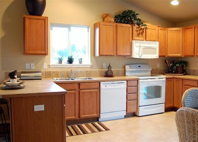 742 NW Green Forest Cir unit HS 23, Redmond, OR 97756 - photo 3