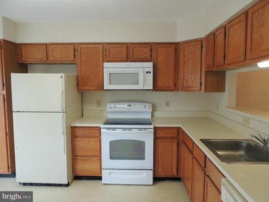 16938 Point Pleasant Ln, Dumfries, VA 22026 - photo 2