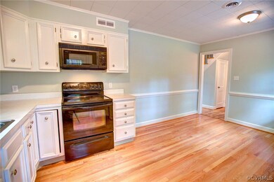 Kitchen w/eat-in area