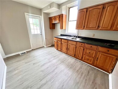 2011 7th Ave, Beaver Falls, PA 15010 - photo 3