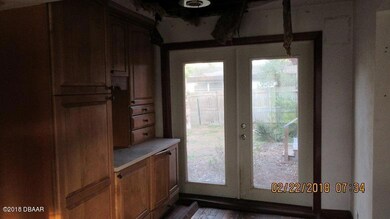 548 extra room off kitchen