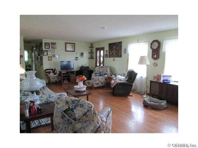 Living Room. NICE LARGE LIVING ROOM