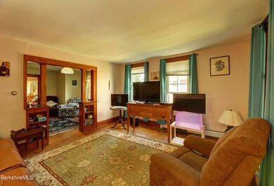 40 Circular 4-Living-Room