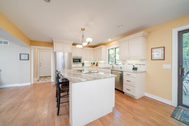 6256_Windrift_Ave_03