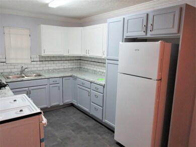 7719 Hirsch Rd unit B, Houston, TX 77016 - photo 3