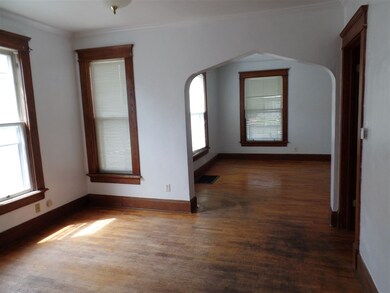 Open from the livingroom into dining room