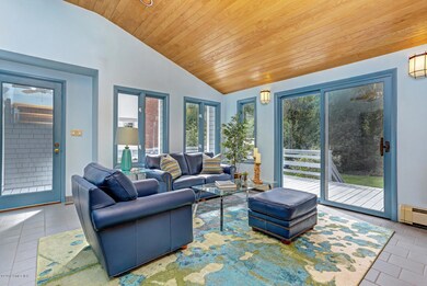 Family Rm w doors to deck