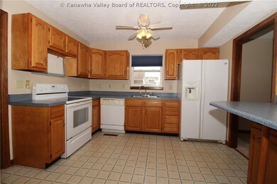 603 Parkstone Dr, Fraziers Bottom, WV 25082 - photo 3