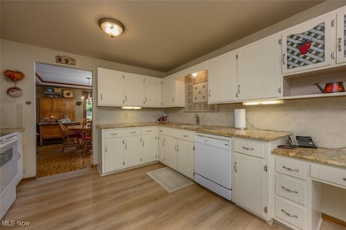 Eat-in kitchen with neutral cabinets