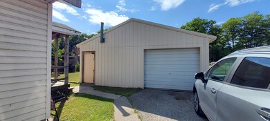 Garage w/workshop