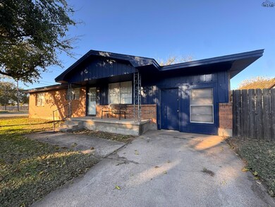 401 Vaughn St, Burkburnett, TX 76354 - photo 4