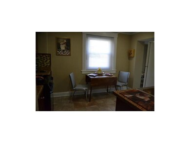 Eat-in area in the kitchen.