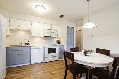 Bright, cheerful eat-in kitchen