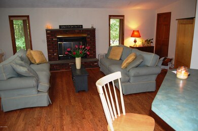 308 Surrey Dr, Hawley, PA 18428 - photo 3