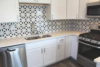 927 Berkley St, Carpentersville, IL 60110 - photo 6