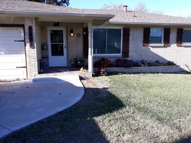 1214 Briarwood Dr, Cleburne, TX 76033 - photo 3