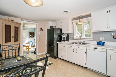 05_49HemlockLane_177_Kitchen_HiRes