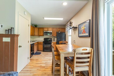 Eat-in kitchen