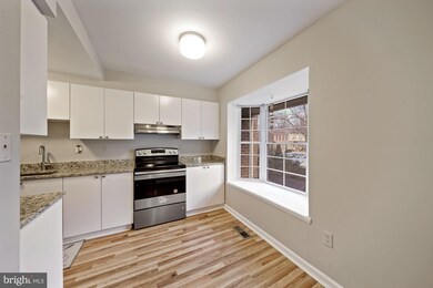 8912 Shamrock Ct, Springfield, VA 22152 - photo 4