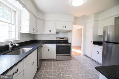 43418 Mountain View Dr, Chantilly, VA 20152 - photo 3