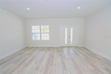 Living Room/Entry