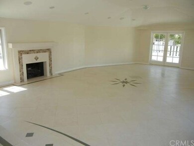 HUGE LIVING ROOM WITH FIREPLACE