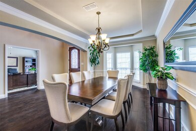 Extra large dining room for entertaining