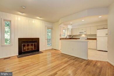 10720 Brewer House Rd, Rockville, MD 20852 - photo 4