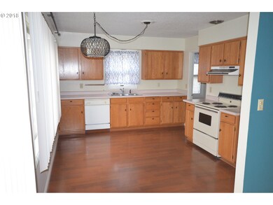 402 W 14th St, the Dalles, OR 97058 - photo 5