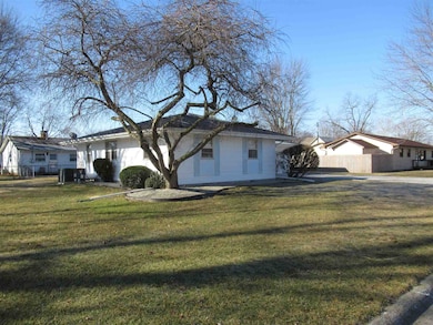 321 W 16th St, Auburn, IN 46706 - photo 2