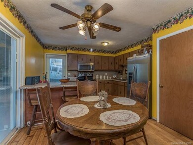 10.8 x 9 Dining Area