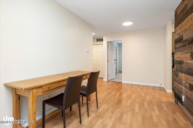 06-Living Room_SLS_-2285
