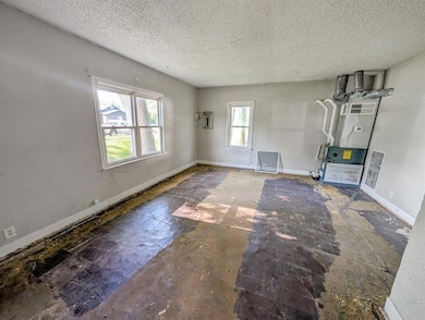 2323 E 23rd St, Des Moines, IA 50317 - photo 3