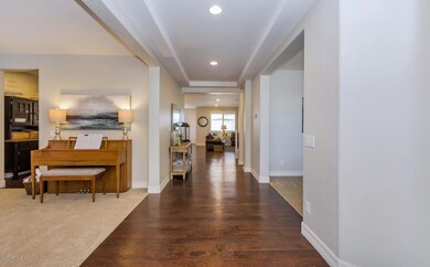 9440 W Robin Ln-large-004-8-Entryway-150