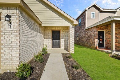 1712 Luke St, Ennis, TX 75119 - photo 2