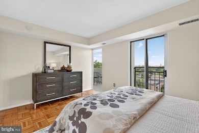 Town Square Towers unit 716, Washington, DC 20024 - photo 7