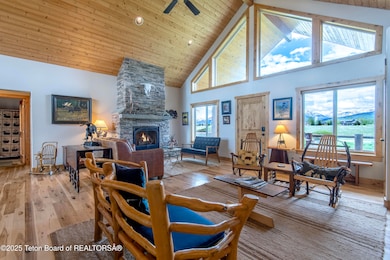 4 Great room with cathedral windows
