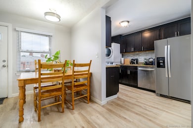 1046 E Main St unit 4, Stamford, CT 06902 - photo 2