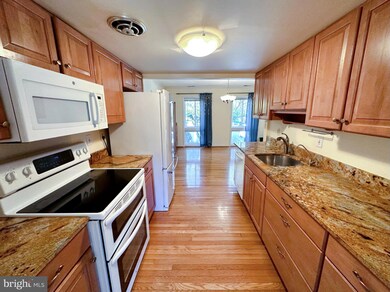 9526 Miranda Ct, Fairfax, VA 22031 - photo 4