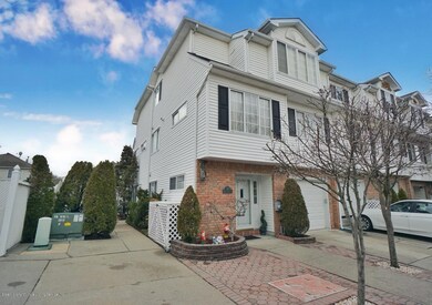 31 Red Cedar Ln, Staten Island, NY 10309 - photo 2