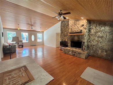Large great room w/fireplace