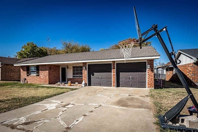 1606 NW Beechwood Dr, Lawton, OK 73505 - photo 2