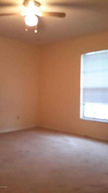 835 Dupont bedroom